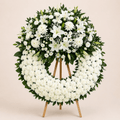 Corona de flores blancas y flor variada