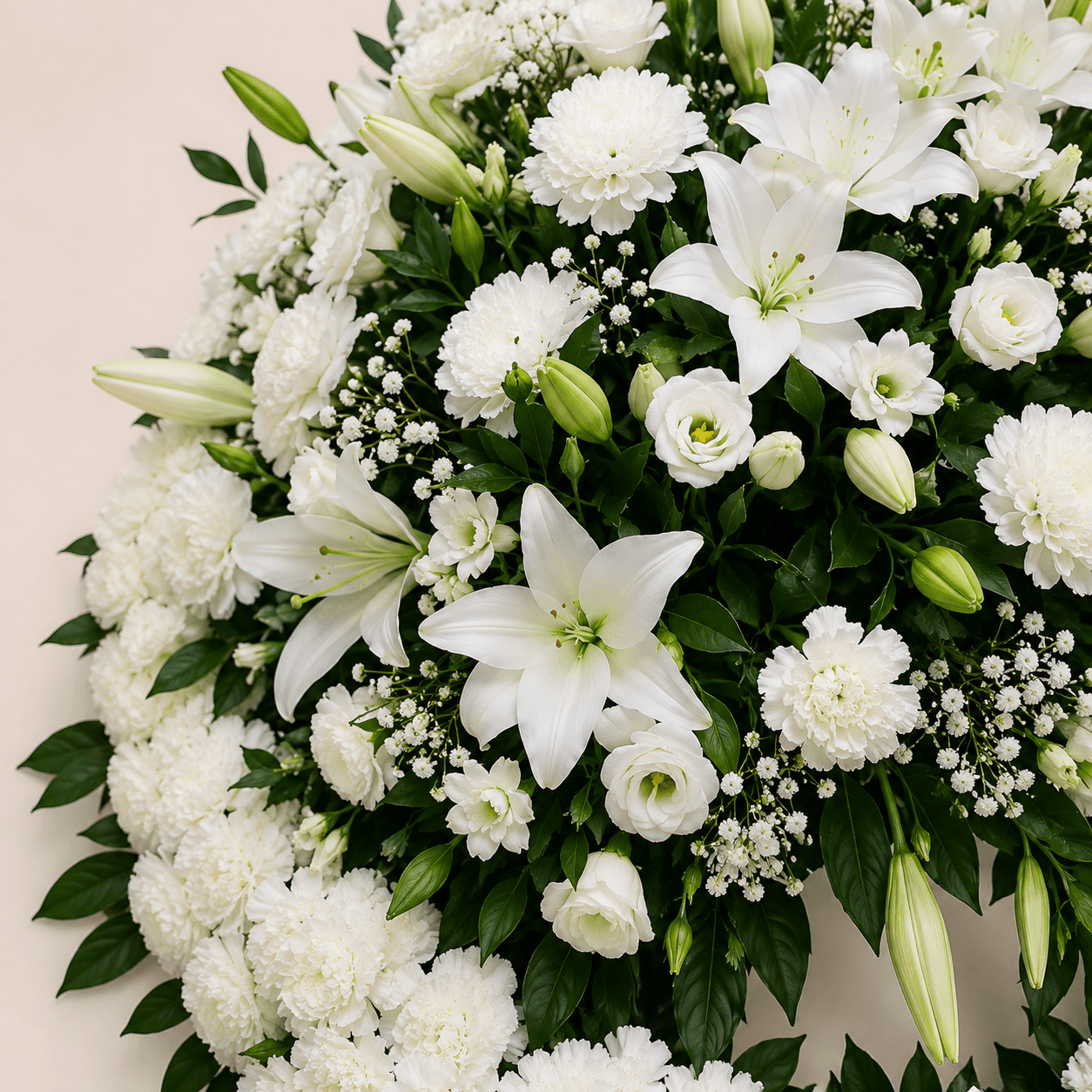 Corona de flores blancas y flor variada