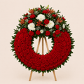 Corona de flores rojas y flor variada