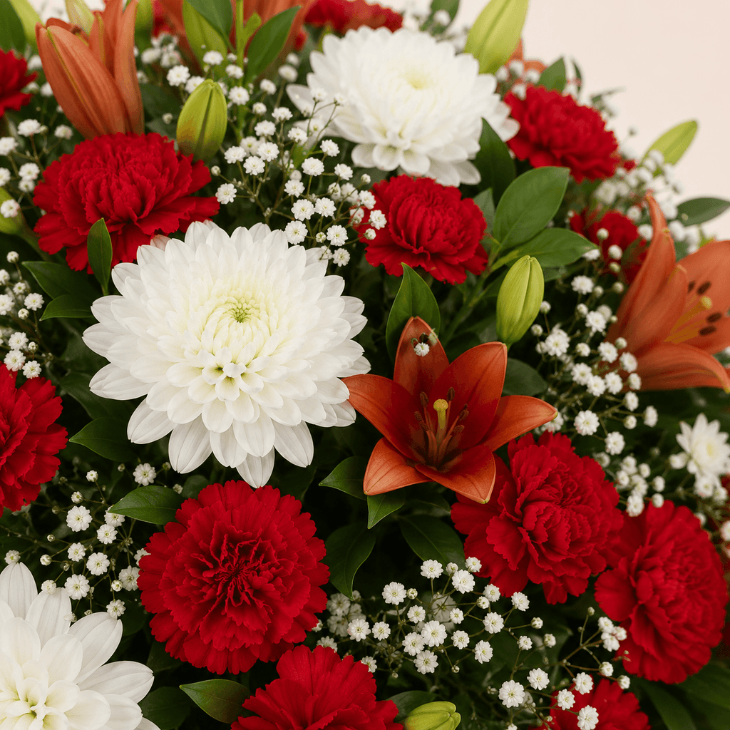 Corona de flores rojas y flor variada