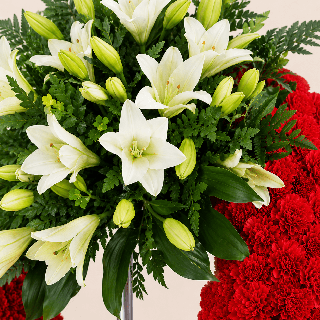 Corona de claveles rojos y lilium blanco