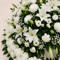 Corona de flores blancas y flor variada