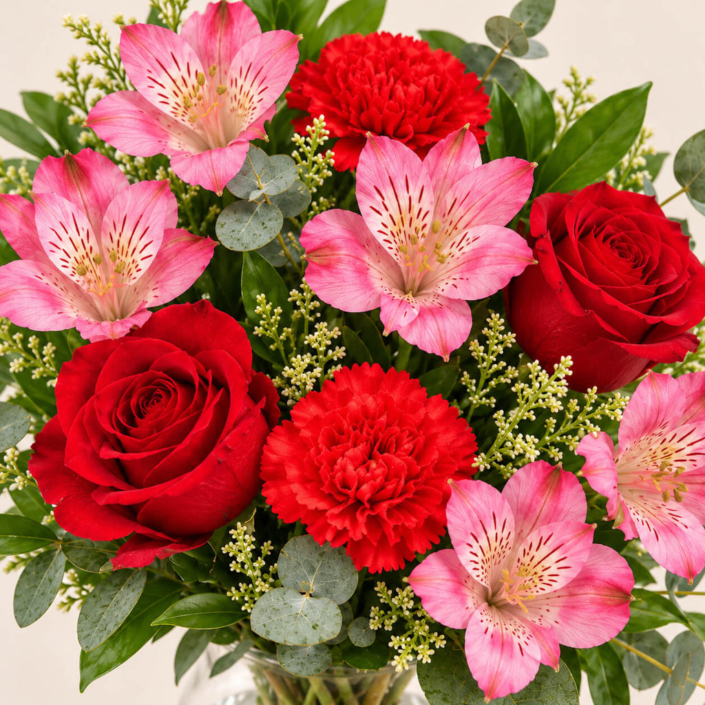 Ramo de rosas y alstroemerias romance